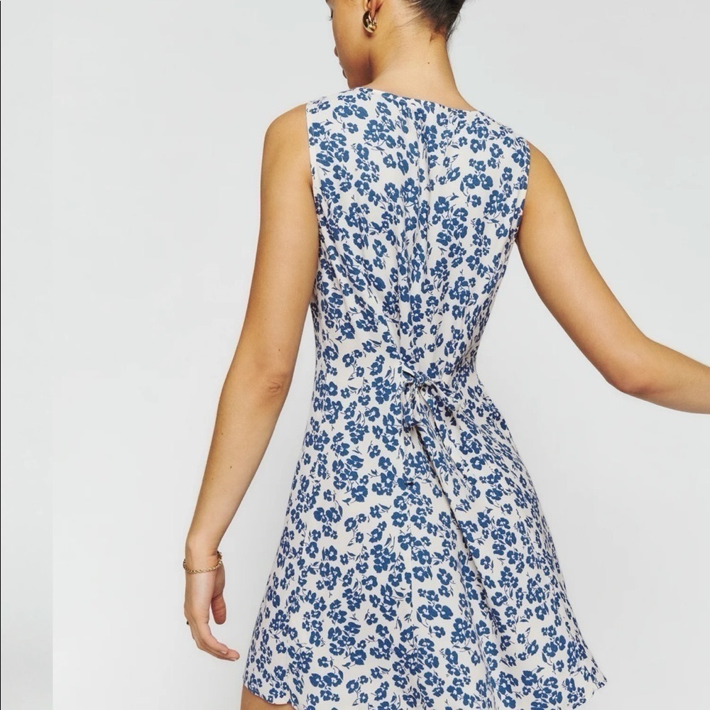 Reformation Rylinn Floral Button Front Tie Back Sundress
MILANESA, Size 6 NWT - Picture 3 of 7